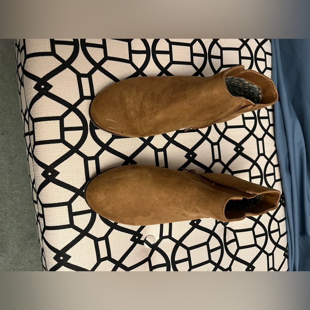 Cat & Jack; size 5;smoke free home; worn a few times -grew out of them